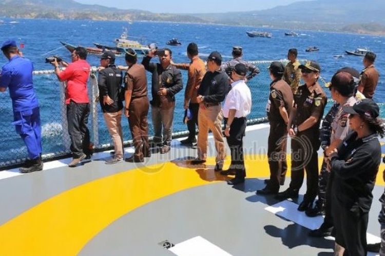 Penenggelaman 15 kapal yang ditangkap melakukan ilegal fishing di perairan Indonesia yang masuk wilayah Kejaksaan Negeri Bitung, di perairan Kema, Minahasa, Sulawesi Utara, Senin (20/8/2018). 