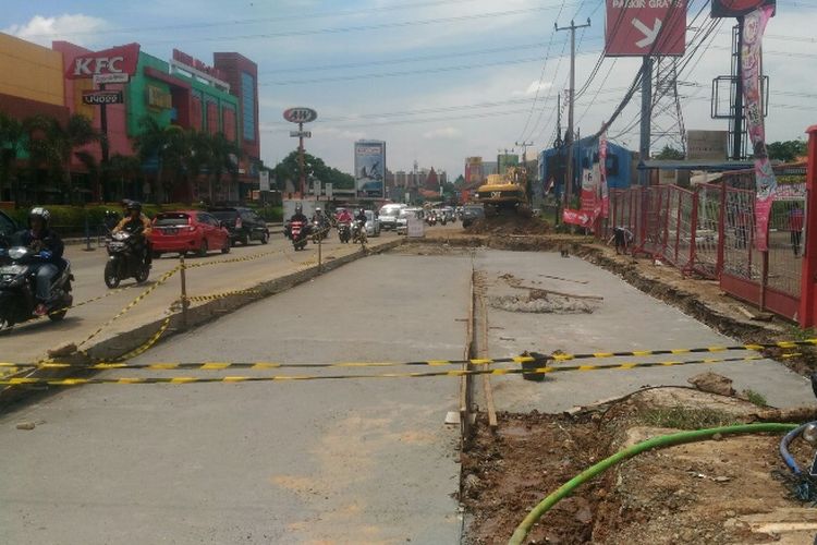 Kondisi terkini perbaikan jalan di Jalan Siliwangi, Pamulang, Tangerang Selatan, Senin (20/11/2017).