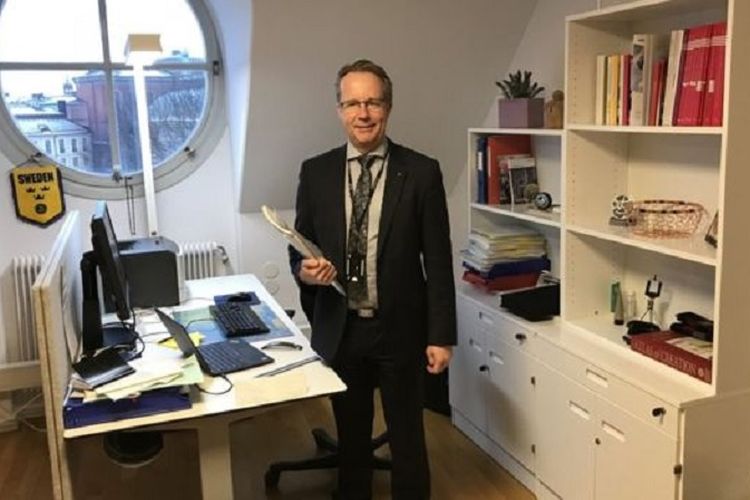 Anggota parlemen Per-Arne Hakansson di ruang kerjanya yang sederhana di Stockholm. Selain ruang kerja sederhana, Hakansson tinggal di sebuah apartemen seluas 46 meter persegi.