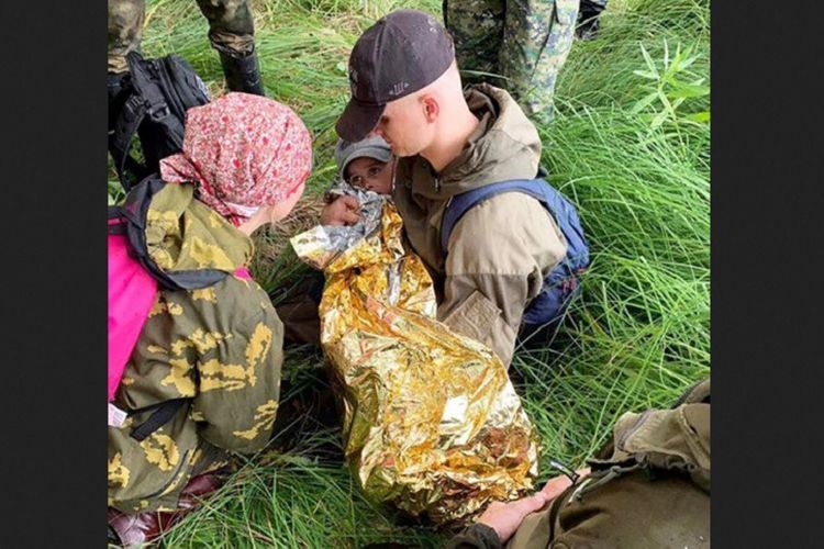 Petugas penyelamat menemukan Kolya Barkhatov (3) yang hilang di hutan wilayah Omsk, Rusia selama dua malam.