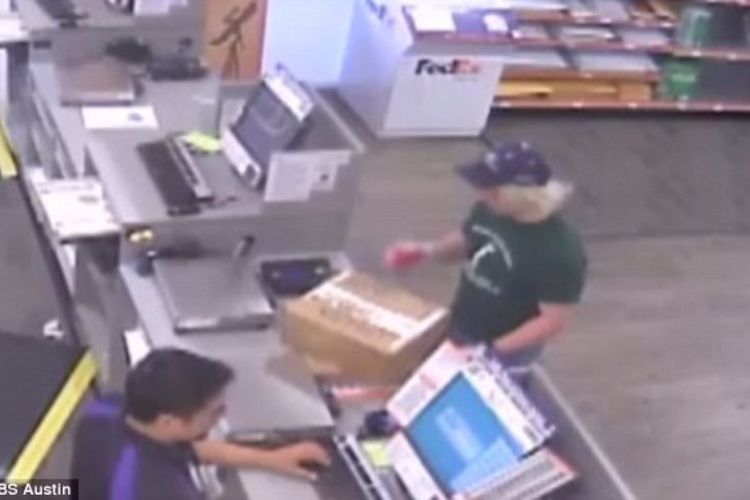 Dalam potongan gambar CCTV yang dirilis, terlihat seorang pria diduga pelaku teror bom Austin mengirim dua kardus berisi bom pada MInggu (18/3/2018).