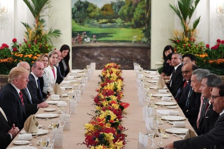 Presiden AS Donald Trump  dan delegasinya makan siang bersama Perdana Menteri Singapura Lee Hsien Loong dan timnya di Istana, kediaman resmi perdana menteri, Senin (11/6/2018). (AFP/Saul Loeb)