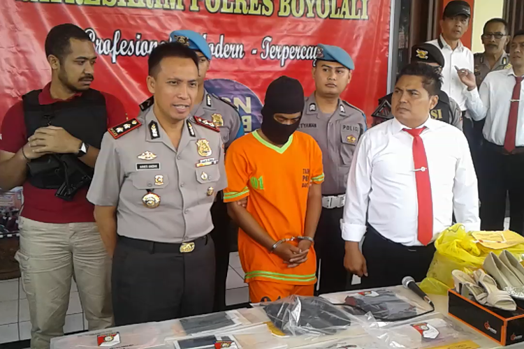 Kapolres Boyolali, AKBP Aries Andhi dalam pers rilis bersama tersangka kasus curas yang disertai unsur pembunuhan, Beki Efrianto alias KY di Mapolres Boyolali, Jawa Tengah, Senin (29/1/2018).