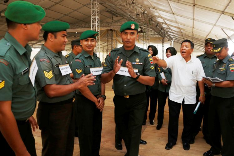 Para prajurit TNI dari Kodam I/BB berlatih memperagakan 15 tahap adat yang akan dilalui Kahiyang dan Bobby, setiap tahap prosesi nantinya akan didampingi TNI, Kamis (16/11/2017).