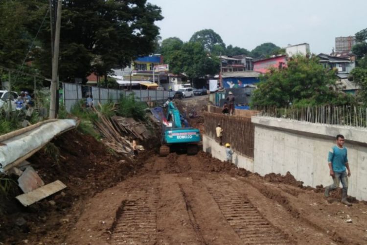 Pelebaran jalur lalu lintas di kawasan Puncak, Bogor, Jawa Barat yang dimulai pada November 2018 dan diperkirakan rampung pada 2019.