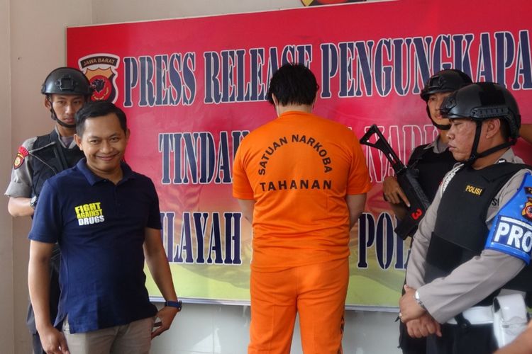 Polisi menggelandang FW (29), warga Bojonggede, Kabupaten Bogor, karena diduga melakukan penyalahgunaan narkoba berkedok pengobatan alternatif, ke Mapolres Bogor, Senin (4/6/2018). 