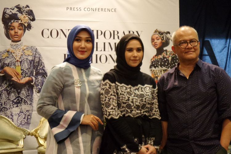 Desainer Dian Pelangi, Khanaan dan Itang Yunasz (paling kiri ke kanan) dalam konferensi pers keberangkatan enam desainer Indonesia ke Contemporary Muslim Fashions di kawasan Kemang, Jakarta Selatan, Senin (17/9/2018).