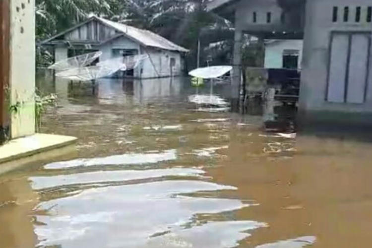 Banjir melanda 10 kecamatan di Kabupaten Indragiri Hulu, Riau, Sabtu (10/11/2018).