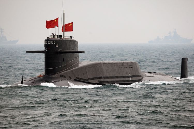 Sebuah kapal selam milik Angkatan Laut China saat peringatan 60 tahun berdirinya Tentara Angkatan Laut Pembebasan Rakyat pada 2009, di lepas pantai Qingdao di Provinsi Shandong.