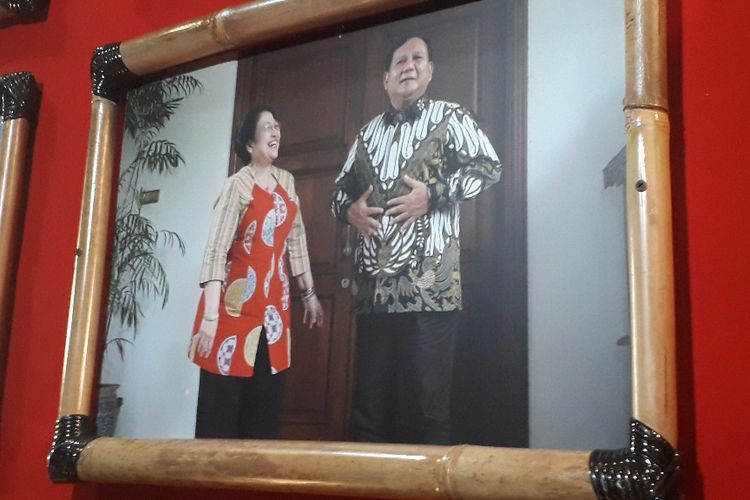 Foto Megawati bersama Prabowo selepas pertemuan mereka yang disebut Mega sebagai foto favorit di antara 25 foto yang dipamerkan di lokasi Kongres V PDI-P, Jumat (9/8/2019).