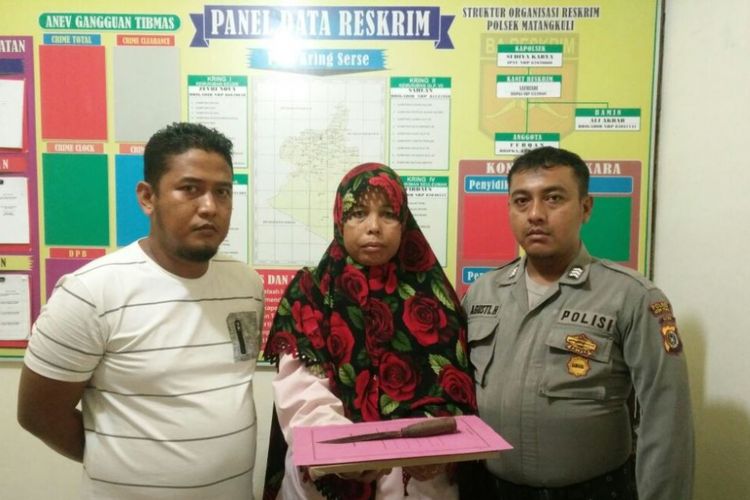 Pelaku penikaman diapit dua polisi di Polsek Matang Kuli, Kabupaten Aceh Utara, Jumat (10/11/2017). 