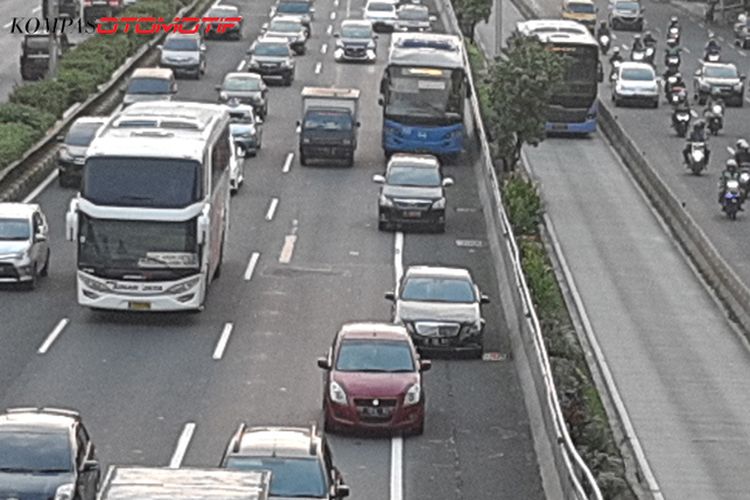 Ilustrasi ramai-ramai mobil pakai bahu jalan tol