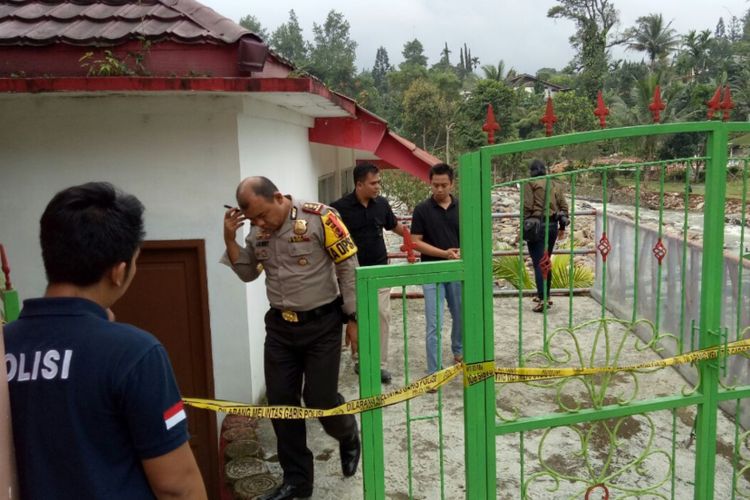 Polisi memasang garis polisi di lokasi ditemukannya jasad pengusaha Hari Darmawan, di Puncak, Bogor, Jawa Barat, Sabtu (10/3/2018). Hari Darmawan adalah pendiri Matahari Department Store.