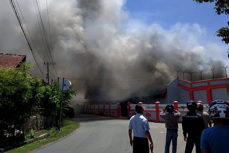 Rumah Tahanan (Rutan) Kelas II-B, Kota Sigli, Kabupaten Pidie, Aceh diduga dibakar napi yang mengamuk setelah petugas mengambil dispenser dalam kamar para napi, Seni (3/6/2019).