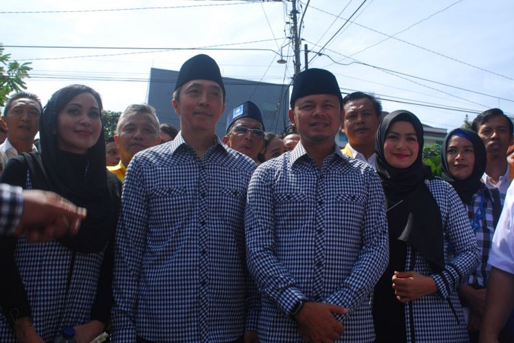 Pasangan calon wali kota dan wakil wali kota Bogor Bima Arya Sugiarto-Dedie A Rachim mengenakan saat tiba di Kantor KPU Kota Bogor untuk melakukan pendaftaran, Rabu (10/1/2018).