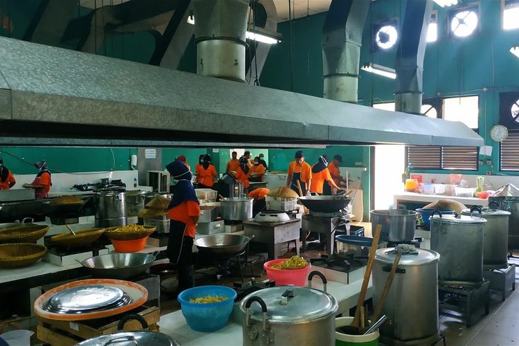 Kesibukan di dapur Asrama Haji Embarkasi Bekasi, Jumat (12/7/2019).