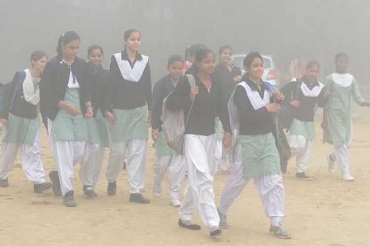 Siswa sekolah di India berjalan menuju sekolah mereka di tengah kondisi asap tebal yang bisa mengganggu kesehatan.