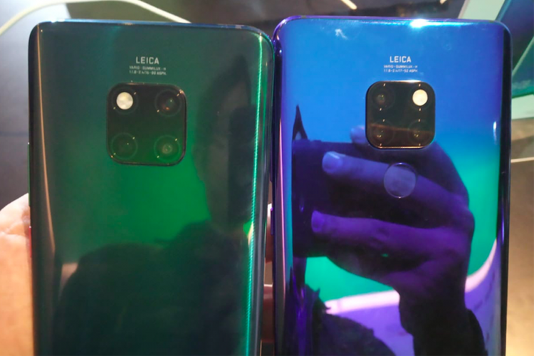 Bagian buritan Huawei Mate 20 (kanan) dengan Mate 20 Pro. Terlihat pemindai jujur deriji bersahaja berwujud bundar di burit Mate 20. Sementara, Mate 20 Pro pernah ada in-display fingerprint scanner yang terkandung di layar.