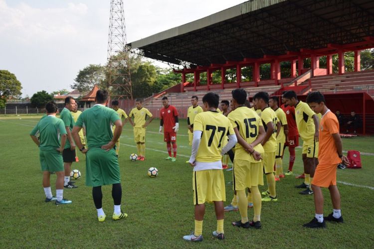 Skuad Semen Padang berlatih jelang pertandingan Liga 2. 