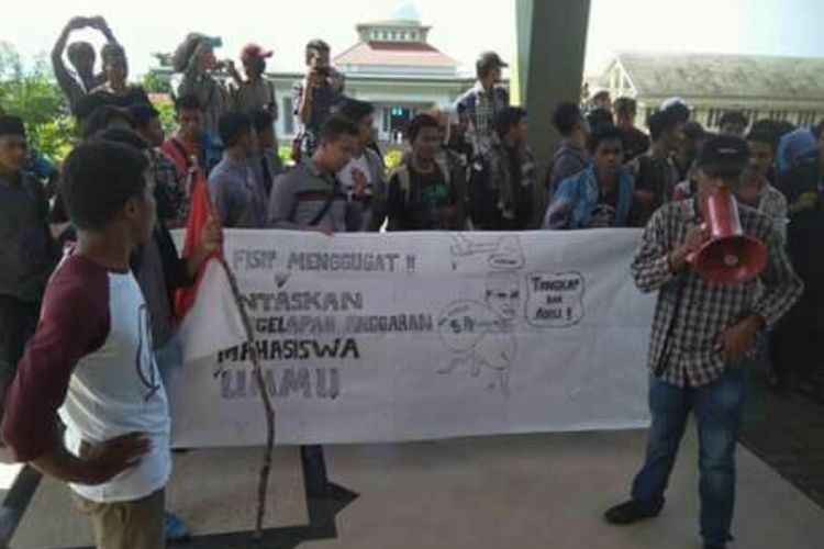 Aksi mahasiswa di Gedung Rektorat Universitas Muhammadiyah Maluku Utara, Rabu (20/12/2017).
