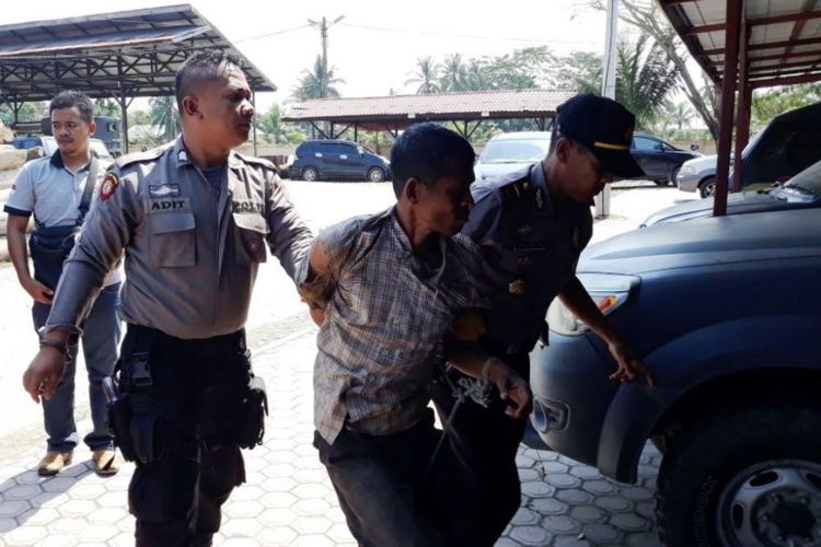 Polisi membawa pelaku pembacokan ke Mapolsek Pante Bidari, Aceh Timur, Selasa (6/2/2018).