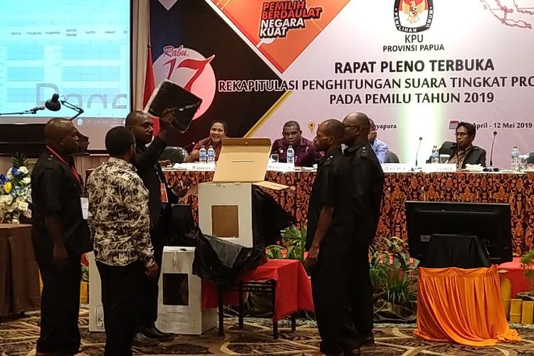 Proses pembukaan kotak suara hasil rekapitulasi suara di Kabupaten Deiyai, di Rapat Pleno Rekapitulasi Suara tingkat Provinsi Papua, di Kota Jayapura, Jumat (10/05/2019)