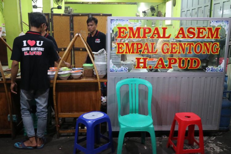 Empal Gentong Haji Apud yang sudah berdiri 23 tahun masih dipenuhi pengunjung hingga malam hari, Selasa (5/9/2017).