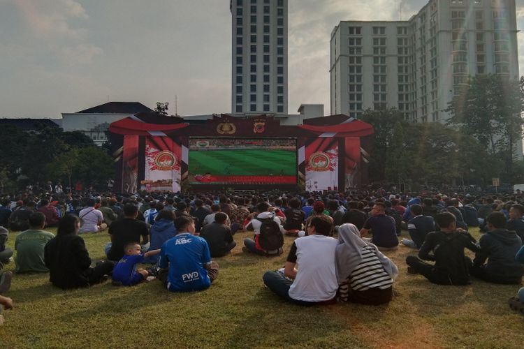 Ratusan Bobotoh menyaksikan pertandingan Persija vs Persib di Lapangan Gasibu, Kota Bandung, Rabu (10/7/2019).