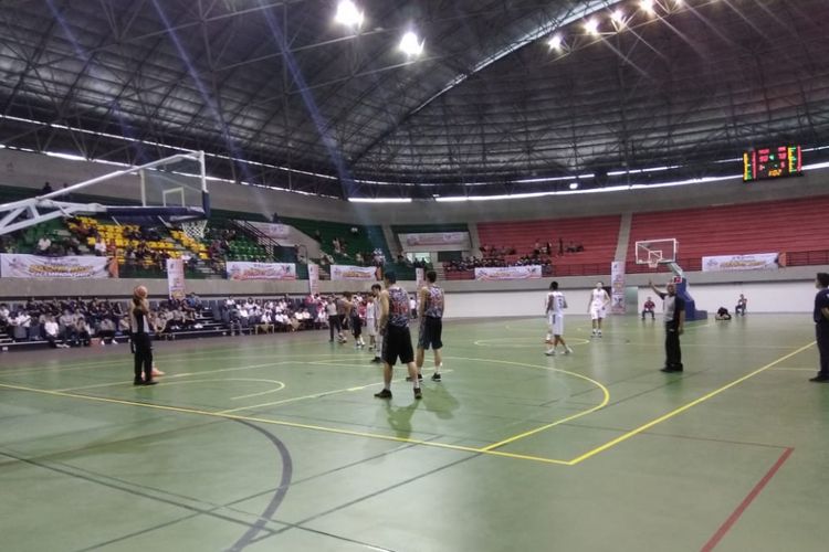Suasana pertandingan babak final antara tim basket putra Thailand melawan China di GOR Amongraga, Kamis (13/9/2018).