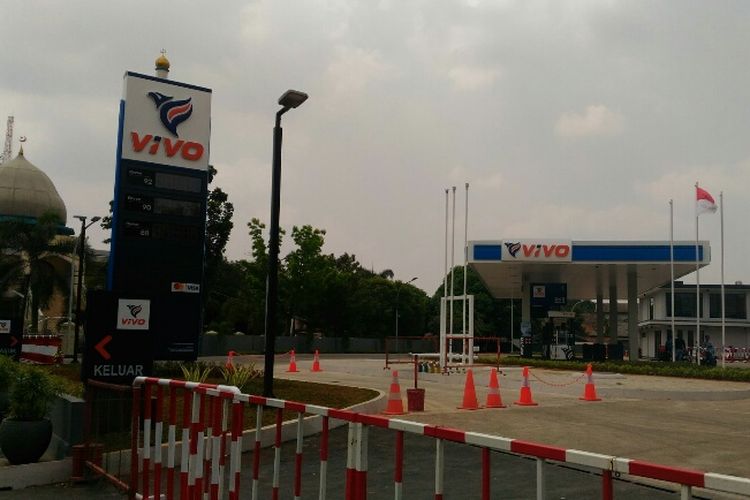 Lambang SPBU Vivo di Jalan Raya Cilangkap, Jakarta Timur, Kamis (21/9/2017) belum ditutup sesuai perintah Kementerian ESDM.