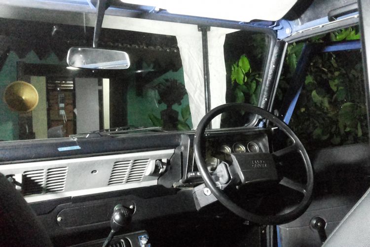Inilah penampakan kokpit dari mobil Land Rover Defender 110 County yang sempat dinaiki Presiden Joko Widodo. Kendaraan ini merupakan mobil produksi lama yang kemudian diperbaiki hingga akhirnya dapat digunakan saat peresmian Tol Becakayu.