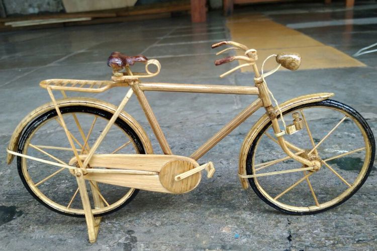 Miniatur sepeda ontel merupakan salah satu karya Singgih dengan menggunakan bahan stik bambu.