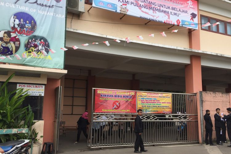 Suasana komplek SMA Nusantara Plus di Ciputat, Kota Tangerang Selatan, Senin (21/8/2017). Sekolah ini jadi sorotan setelah video diduga bullying sesama murid perempuannya sempat beredar beberapa hari lalu.