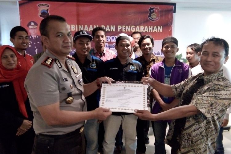 Kapolres Demak AKBP Maesa Soegriwo bersama pegiat medsos Demak saat pernyataan sikap menolak hoaks ujaran kebencian dan provokasi SARA di Hotel Amantis, Demak, Jumat (9/3/2018) sore.