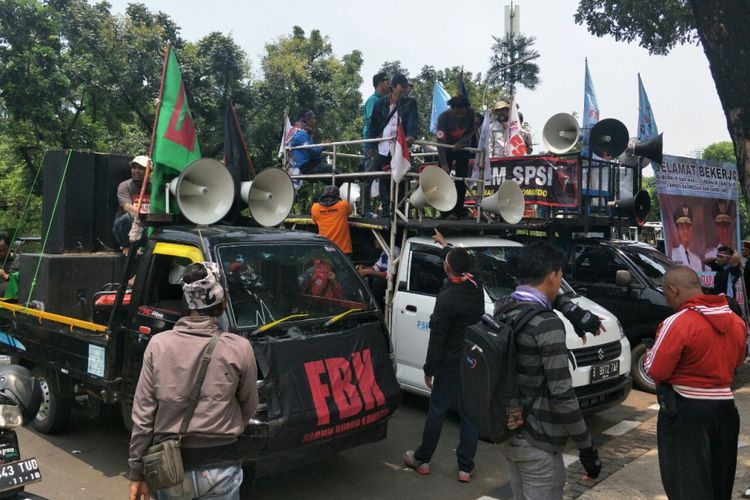 Kelompok buruh berunjuk rasa di depan Balai Kota DKI Jakarta, Jalan Medan Merdeka Selatan, Selasa (31/10/2017). 