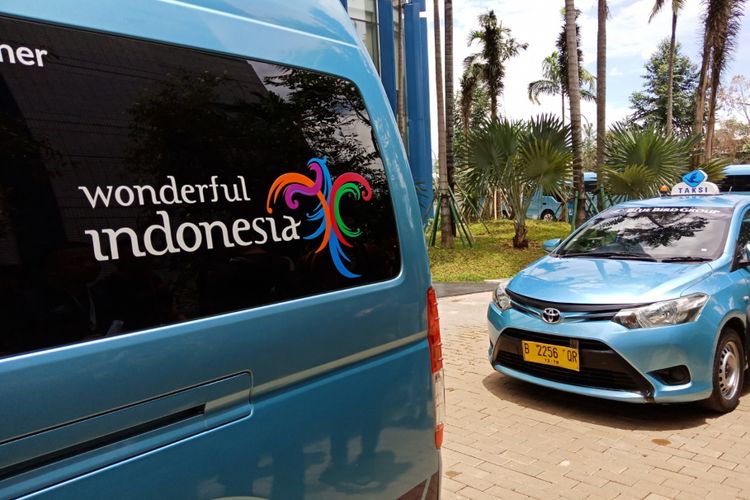 Logo Wonderfull Indonesia terpajang di armada-armada taxi dan bus milik PT Blue Bird Group.