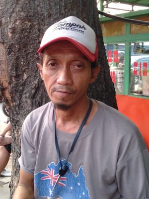 Ferry (49), salah satu warga yang menjadi saksi mata peristiwa kecelakaan truk tanah menimpa mobil Sigra pada Kamis (1/8/2019).