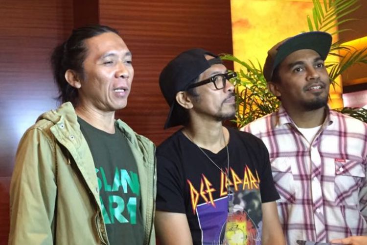 Artis musik Glenn Fredly mengajak band Slank nonton bareng film Filosofi Kopi 2: Ben & Jody di XXI Plaza Senayan, Kamis (20/7/2017).