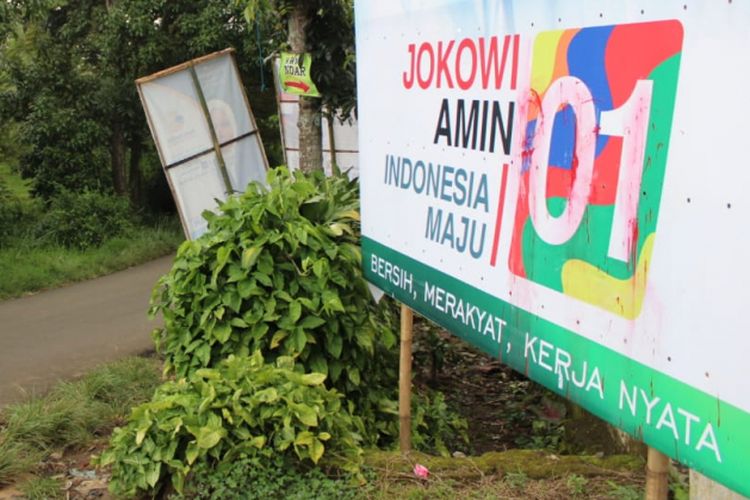 Alat Peraga Kampanye (APK) milik pasangan Capres - Cawapres nomor urut 01 Jokowi - Maruf Amin. APK berbentuk baliho ini dijahili dengan coretan mirip kata PKI oleh orang misterius.