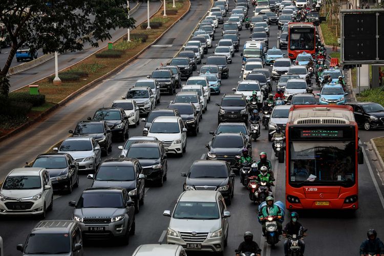 Kendaraan bermotor melambat akibat terjebak kemacetan di kawasan Gatot Subroto, Jakarta Pusat, Kamis (8/8/2019). Pemerintah Provinsi DKI Jakarta memutuskan untuk memperluas sistem pembatasan kendaraan bermotor berdasarkan nomor polisi ganjil dan genap. Sosialisasi perluasan ganjil genap dimulai dari 7 Agustus hingga 8 September 2019. Kemudian, uji coba di ruas jalan tambahan dimulai pada 12 Agustus sampai 6 September 2019.