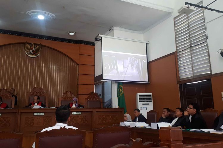 JPU memutar rekaman CCTV milik RS Bina Estetika pada persidangan kelima di Pengadilan Negeri Jakarta Selatan, Selasa (26/3/2019).