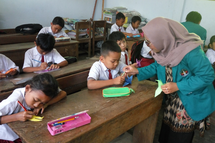 Mahasiswa UNISKA Kediri, Jawa Timur, memperingati Hardiknas dengan mengajar siswa SD, Kamis(2/5/2019).