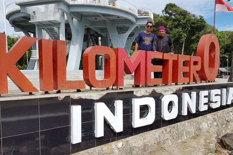 Wisatawan berfoto di depan Tugu Nol Kilometer, Kota Sabang, Aceh.