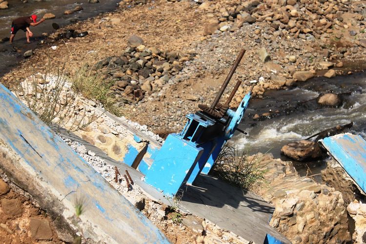 Kondisi bendung irigasi Sungai Cikondang, Cibeber, Cianjur, Jawa Barat yang hancur pasca jebol empat bulan lalu
