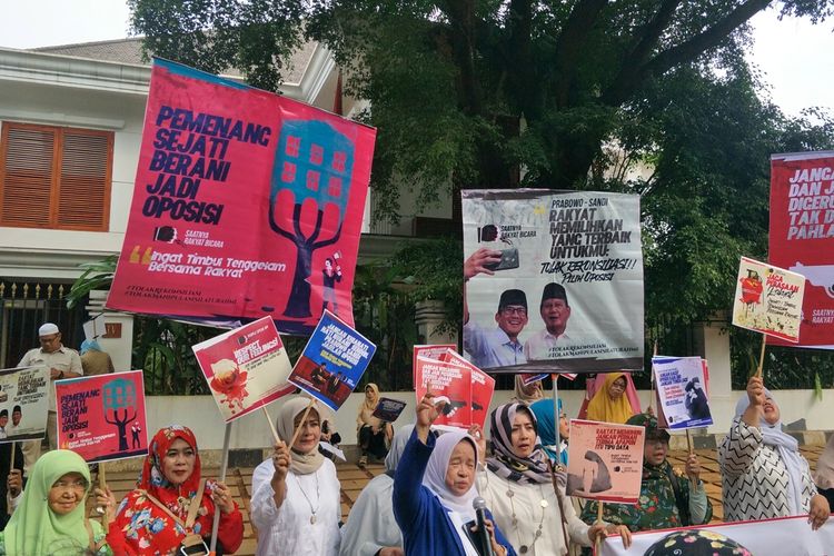 Puluhan emak-emak yang tergabung dalam komunitas pendukung Prabowo Subianto-Sandiaga Uno menggelar aksi unjuk rasa di depan kediaman Prabowo, Jalan Kertanegara, Jakarta Selatan, Jumat (5/7/2019).