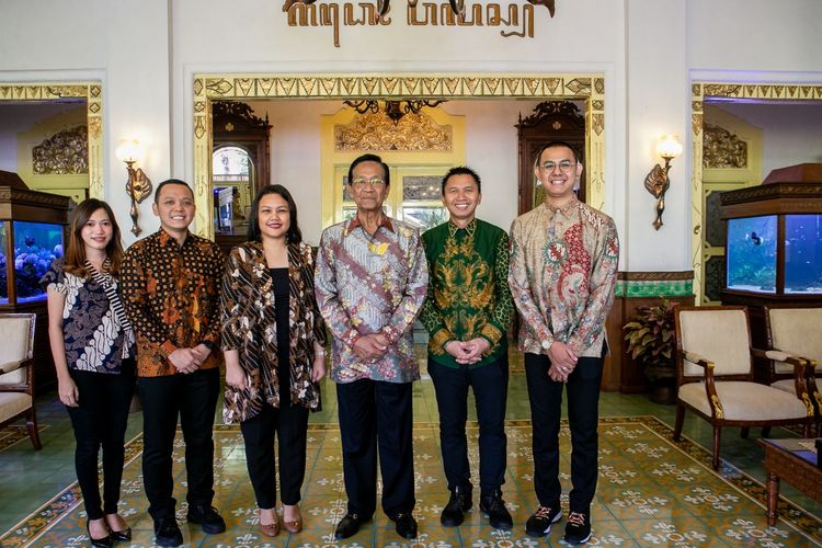 Gubernur Daerah Istimewa Yogyakarta (DIY), Sri Sultan Hamengku Buwono X berfoto bersama Founder dan CEO DBL indonesia, Azrul Ananda di Gedung Wilis, Komplek Kepatihan, Yogyakarta, Senin (27/5/2019).