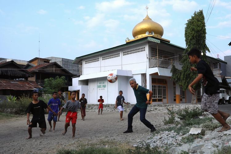 Gubenur Jawa Tengah (Jateng) Ganjar Pranowo bermain bola dengan anak-anak Kota Palu di lapangan kecil di samping masjid di Jalan Dr. Wahidin Kota Palu.