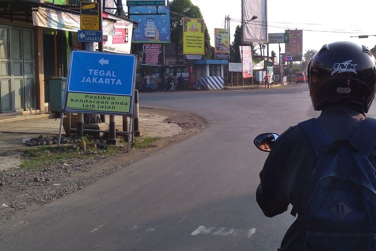 Rambu portable terpasang di Persimpangan Tanjung, Purwokerto, Jawa Tengah, Senin (20/5/2019)