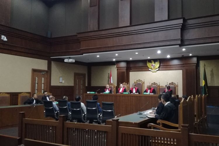 Terdakwa Ketua Komisi B DPRD Kalimantan Tengah, Borak Milton dan Sekretaris Komisi B DPRD Kalteng, Punding Ladewiq H Bangkan divonis 5 tahun penjara oleh majelis hakim pada Pengadilan Tindak Pidana Korupsi Jakarta, Rabu (3/7/2019).