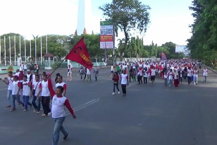 Ribuan Buruh di Makassar saat gelar jalan santai di Jalan Jenderal Sudirman, Makassar, Sulawesi Selatan untuk peringati May Day yang jatuh pada Rabu (1/5/2019).